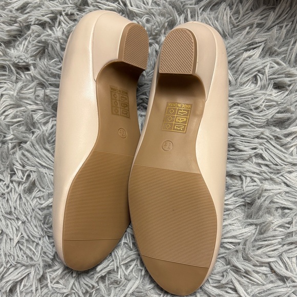 NWT Journee Collection Saur Pumps in Grey - Picture 5 of 14